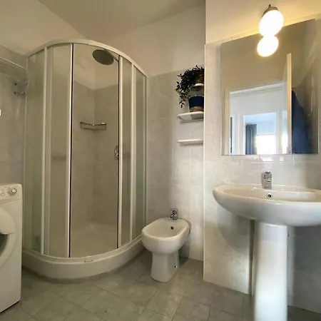 Le Garavan-vue Mer-plage-clim-terrasse * מנטון