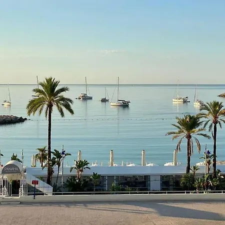 Le Garavan-vue Mer-plage-clim-terrasse アパート マントン